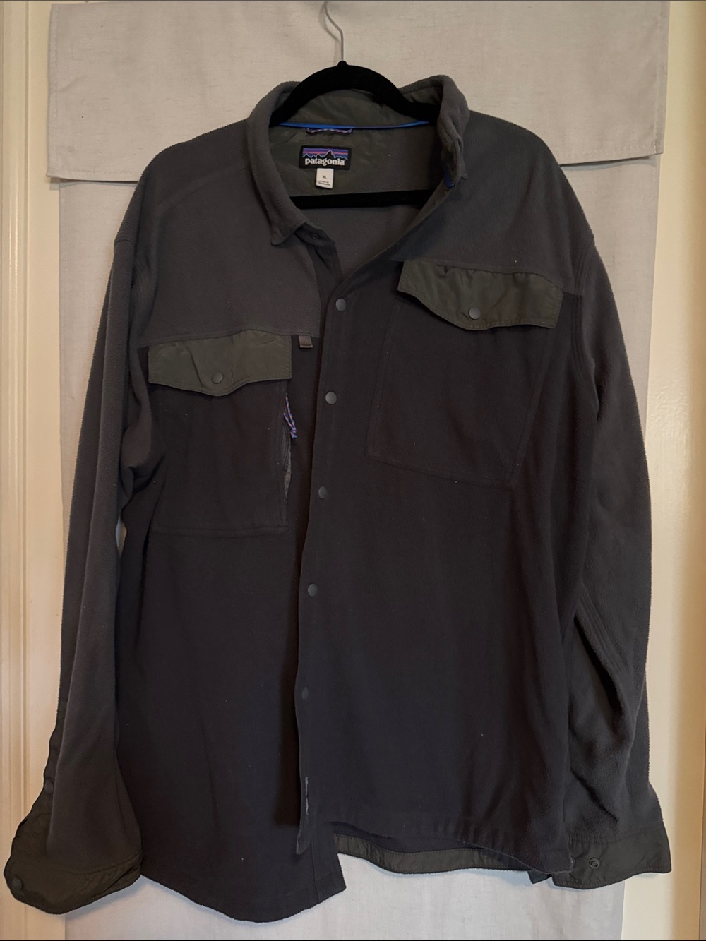 Patagonia Men's Dark Gray Fleece Jacket with Olive Pocket Flaps